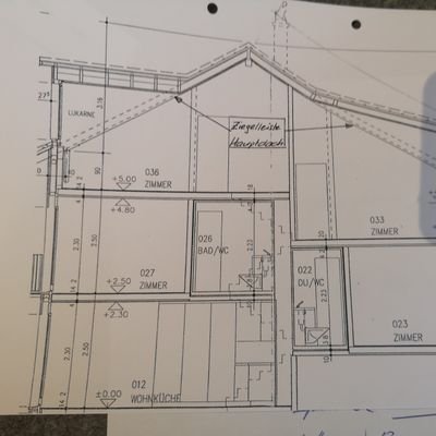 Architekt und Zimmermann,
Handwerker. Spezialisiert auf Altbau-Sanierungen