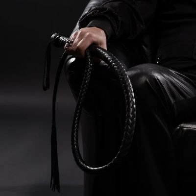 Fetiches: Homens de chinelos havaianas, bondage, bdsm, surras de chinelos Havaianas, surras de cintos, surra de chicote, sexo gostoso entre homens, masturbação.