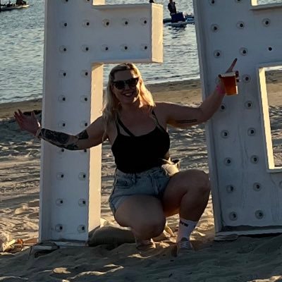CupcakeKelley's profile picture. Just a Janky Girl from the OC 🍊 Keepin’ these jeans high & tight 👖