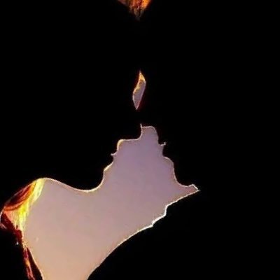 Erkak boshqa odamning kokragini soradi