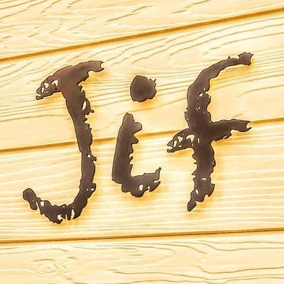 美容院「Jif」です。

旧店名「フジ美容室」は心機一転、豊川市新桜町通で店名も新たに「Jif」として、2022年から営業させていただいております✂　まさに、アットホームな店舗です。
　　　月曜・火曜は定休日です。　　　　　　
#街の小さなパーマ屋さん　#アットホーム
  #豊川市新桜町通　 #DIY大好き