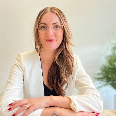 LiesseTheBeast's profile picture. Geeks out on: good copy 📝 brands that make me feel 🖤 pancakes 🥞 stuff we’re working on at @LookLeftMktg