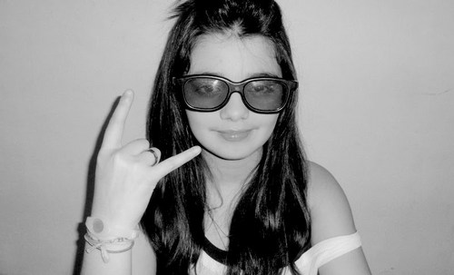 Sabrina Sayuri Shirazawa . tteenho 12 anoos *-* . soou LEONINA Õ/ . esttuudo ataarde Õ/ . Seeguue quee siigo dee volltta ;D