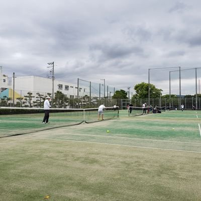 9年程前に始めて市民公園、教室月40回位テニス🎾している男性です。
レベルは中級。主にプリンスエンブレム110使用。
3年前から試合に親善MIXD、シニアD、市民大会シニアMIXD出場。
最近は同好会事務局忙しくテニスベアに行けてない。
テニス後はマッサージに行き身体ケアも、
勝手にフォロー無言でフォロー失礼します!