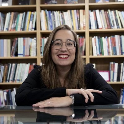 Iruñeko alaba. 32. Editora de @ereinargi-ko editorea. Kazetaria. Beti liburu bat eskuan.