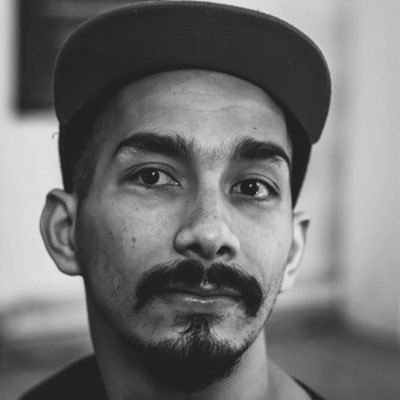 Mi nombre es Pablo Flores. Nací en 1994, el 19 de febrero. Porto una Parálisis Cerebral. Titulado de Técnico Psicosocial. Escribo Rap, poesía y libros.