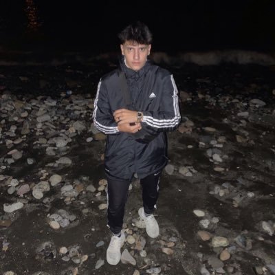 hastasının derdini dinledikten sonra sigara uzatan psikolog.