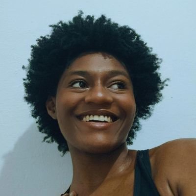 extrovertida no ponto certo, acadêmica em Pedagogia, adora um pagode, uma nega incrível