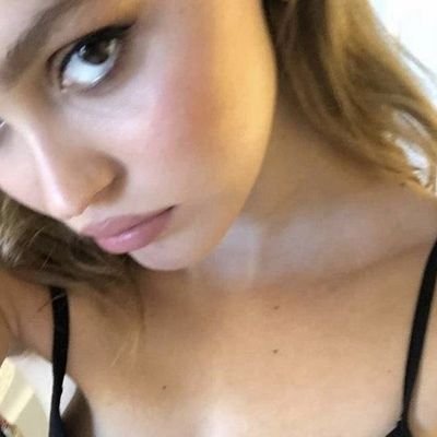 gwsmari's profile picture. you drew stars around my scars.