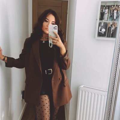 El. 25.   Instagram- elleclarke_
