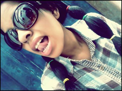 ,,Não sou perfeita, tenho vários defeitos, porém são eles que me fazem ser única.Duas palavras que ninguém resiste em twittar: Me segue (Putz!)