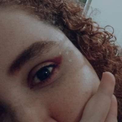 mergulhando no oceano de qualquer retina pra explicar que a arte vai salvar o mundo • comunicóloga e jornalista
