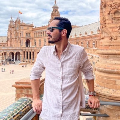 Jornalista, fotógrafo, perfeccionista, irmão mais velho, amigo, profissional, teimoso, idealista, sonhador, do mundo, eterno aprendiz e acima de tudo, feliz.