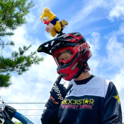 夏はMTB（ダウンヒル）、冬はスキー（バックカントリー）、山の中で一年中遊んでます！