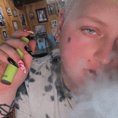 27yo kinky freak, love music and art ! HMU if you wanna collab!