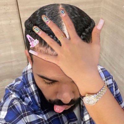 zimbabae_'s profile picture. African girl speaks in English accent. feminist/nihilist black girl supremacy