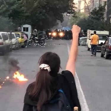 ما جوانان محلات شيراز، بزودى جشن آزادى را در تخت جمشيد در كنار ساير دلسوزان ايرانمان، برگزار خواهيم كرد. اندكى صبر، سحر نزديك است.