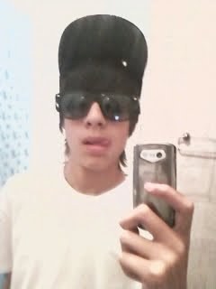 Tenho 14 Anos Moro em Taboão Da Serra e Sou Alegre ,Sincéro , Engraçado( Eul achoõ ),Danço Free Step ,Para saber Mais Clike Em Follow E RetwitUke Eu Postar :)