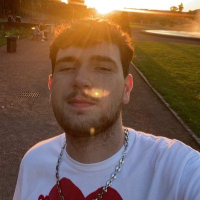 froid comme soleil de décembre. Karmine et PSG / si jtweet ici c’est que j’ai sauté