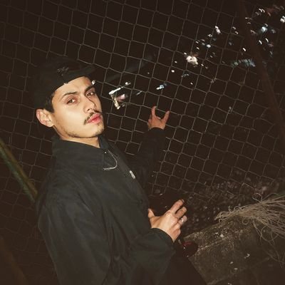Arisko_TK2's profile picture. Dois joelhos numa coelhada só