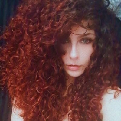 EskizoSirenita's profile picture. Pequeña diosa sirena del caos. Coco de Barbarroja. Me escapé de alguna peli de disney y vendí mi voz a cambio de cerveza.