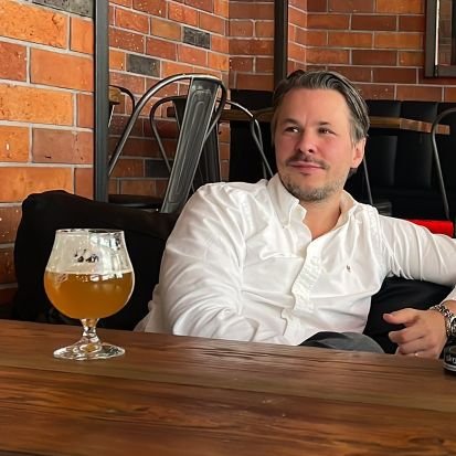 Obetydlig mellanchef.
Gillar kolla Hammarby och NHL.
Sydstatskrubb, Americana/country och humlejuice kan dyka upp i flödet. Hatar jantelagen 🍺