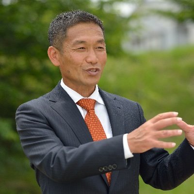 愛媛県松山市出身、小学校4年生よりサッカーを始める。
愛媛県立松山北高等学校卒業、筑波大学蹴球部。
鹿島アントラーズFC、愛媛FCや日本サッカー協会でサッカーの指導に携わる。
生まれ故郷の愛媛に戻り、2022年参議院選挙に参政党より出馬。
現在も参政党にて政治活動を継続中。