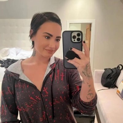 hi guy’s ❤️‍🔥 please follow my instagram fan account (crazy_lovatic22) I have been a lovatic since 2008……I have also been to 2 Demi concerts ❤️‍🔥🤘🎸