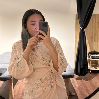 queenylolaaa's profile picture. always go left