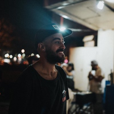 Un loco alegre, bailarin de la vida, viejo y mañoso, murguista de alma sin saber de murga, surfeando la vida random que nos toco. 🎬🛸ig: todomuychill