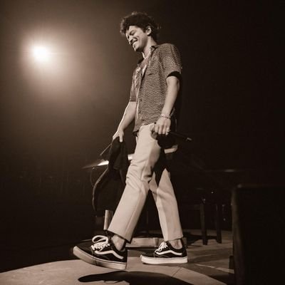𝓨𝓸𝓾𝓻 𝓮𝔂𝓮𝓼 𝓪𝓻𝓮 𝔀𝓱𝓮𝓻𝓮 𝓘'𝓶 𝓵𝓸𝓼𝓽 𝓲𝓷 💜 Addicted and madly in love with Bruno Mars ❤️ Hooligan for the rest of my life ❤️ #SilkSonic