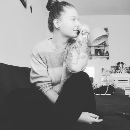 Fußball ⚽//
25 ☺//
Tattoos und Zeichnen ✌//
Heilerziehungspflegerin, gelernte Tischlerin! //