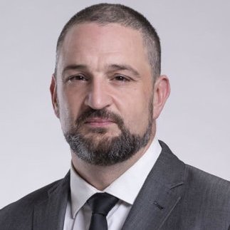 Me dedico a la Inteligencia Económica y con interés creciente a la enseñanza. Tras 10 años en Inteligencia Militar, asesoro empresas en mi ámbito de expertise.
