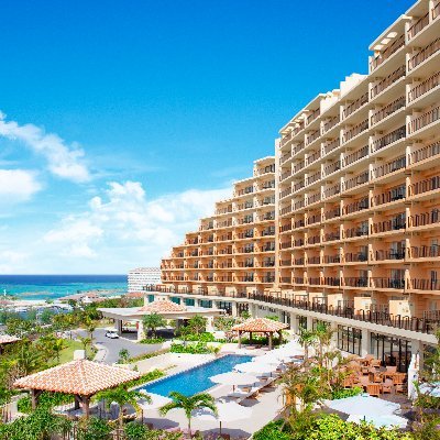 沖縄県屈指のリゾートエリア恩納村にある、全室平均 70 ㎡オーシャンビュースイートのゆとりある客室を持つ沖縄リゾート。ホテル棟、コンドミニアム棟、アネックス棟の 3 棟を有し、豊富な部屋タイプも魅力の一つ。