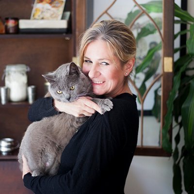Writer. Lives in France. Owner of a HUGE cat. The Spice Master at Bistro Exotique (12/6/2022) @BerkleyPub