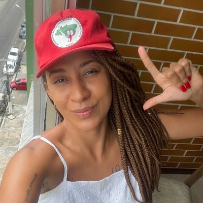 Paraense praticante, devota do Rio Tapajós, boxeadora nas horas não vagas e leitora que pula prefácios. Das jurídicas e da psicanálise. Escrita,movimento e voz