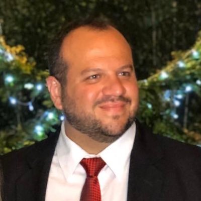 Cristão, casado, professor, empresário, corretor imobiliário