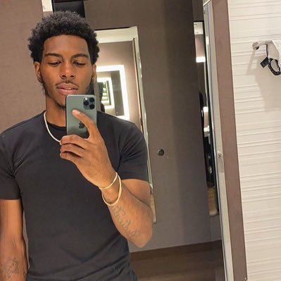 UNC Alumni 📚 NSFW Content 21+ 🔞 6’2 😘 Miami, FL 🌴 Hacked @ 11k 😪🏃🏽♂️
