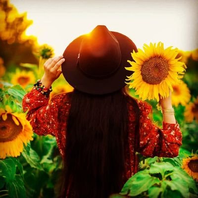 kani__es's profile picture. ژن،ژیان،ئازادی✌️