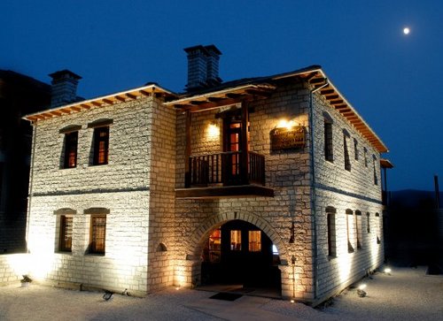 Μόλις 37 χλμ. από την πόλη των Ιωαννίνων και σε υψόμετρο 990 μέτρα, στην είσοδο του χωριού Βίτσα Ζαγορίου σας καλωσορίζει το πέτρινο παραδοσιακό ξενοδοχείο μας: