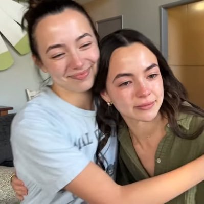 @merrelltwins follow me on 12/2/21 they/them/she/her single 😭