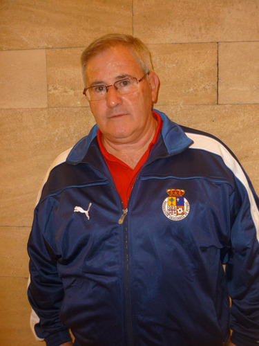 Ex jugador de fútbol y en la actualidad entrenador en activo.