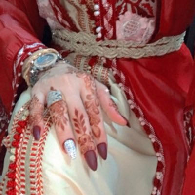 والله ماطلعت شمسُ ولا غرُبت إلآ وحبُك مقرونٌ بأنفاسي ولاخلوتُ الى قومٌ أحدثهم إلأ وأنت حديثي بين جُلاسي ولاذكرتك محزونٌ ولافرحاً الأوانت بقلبي