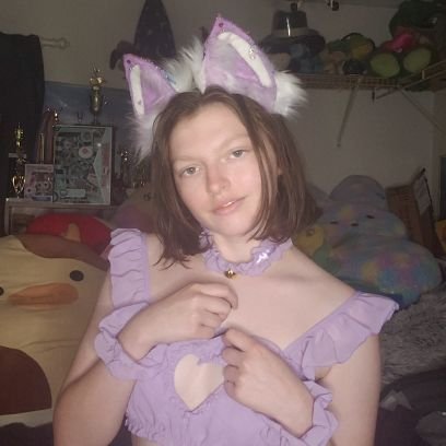 Hey Im Glitter Fox I'm bi, 26,with a free to sub OF
CA: $glitterfoxxx for a suprise in your dms