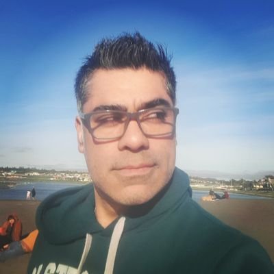 Padre de un ángel  ( esta en el cielo), y de una diablita. Divertido, y muy buen marido. Amor a la gloriosa U de Chile. Socio fundador productos gourmet NJ.