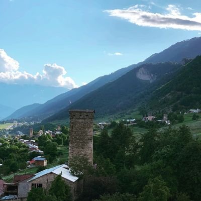 Ah türküler,köy türküleri/Ne düzeni belli,ne yazanı/Altlarında imza yok ama/içlerinde yürek var...B.Rahmi