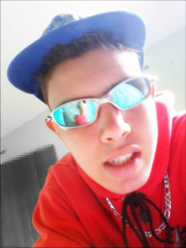 14 anos , sagitariano , palmeirense , feio , chatto , irônico , não sou simpáttico , I ♥ funk ! , + coisas follow-me :)