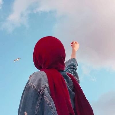 لّمتنا الحياة أن نقول لأنفسنا قبل أن ننام أنّنا لسنا الحزانى الوحيدين في هذا العالم، وليس كلّ النّاس سعداء كما نظن .