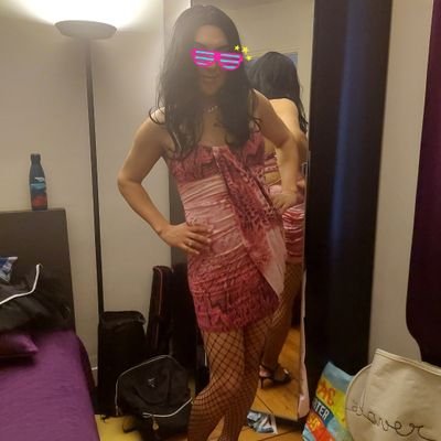 submissive sissy. live in Paris. happily married. would like to meet like minded kinksters. NOT interested in buying porn pics or Findom please