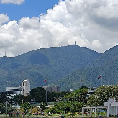 Ser feliz y vivir cada día cómo si fuera el último.